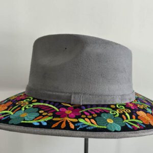 Chapeau - suède gris brodé